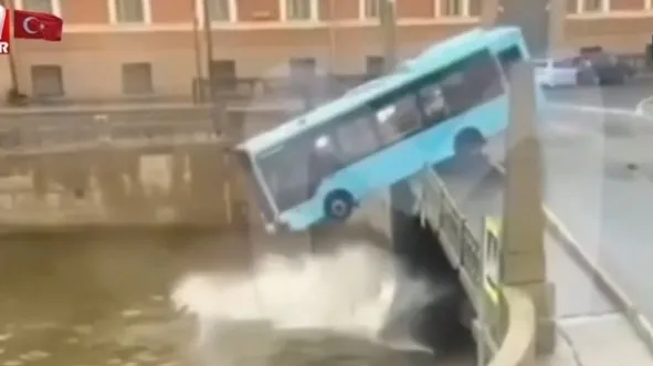 Otobüs nehre düştü! İşte o anlar…
