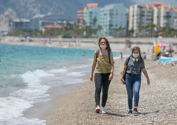 Antalya'da plajlara akın! Maske takarak güneşlendiler...