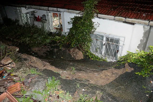 Beşiktaş'ta yoğun yağış sonrası toprak kayması - 1