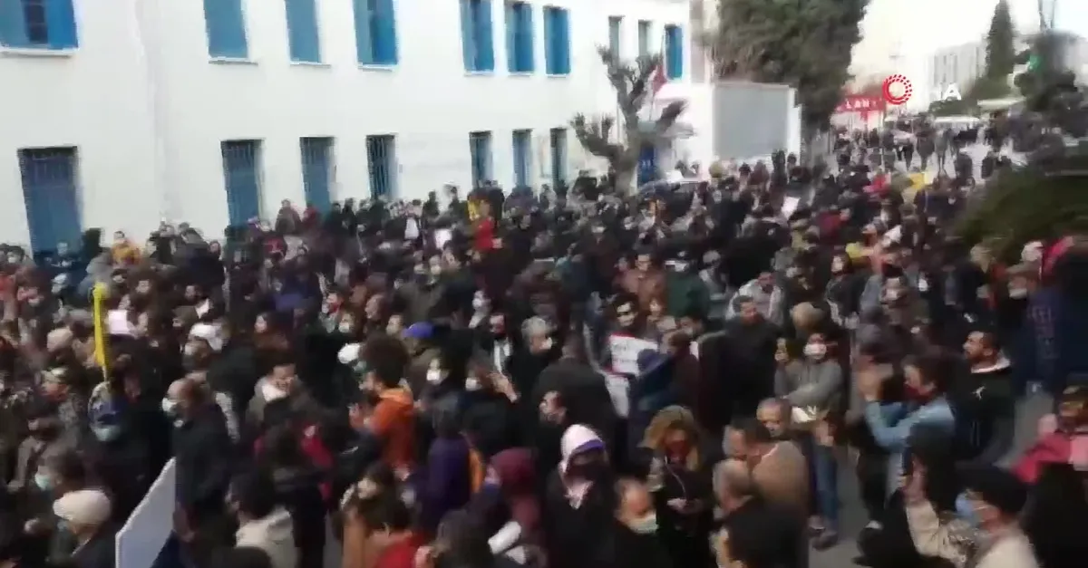 Son dakika: Tunus’a protestolar şiddetlendi! Parlamentoya giden yol kapatıldı