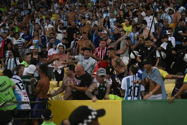 Brezilya - Arjantin maçında tribün karıştı! Lionel Messi takımı sahadan çekti...