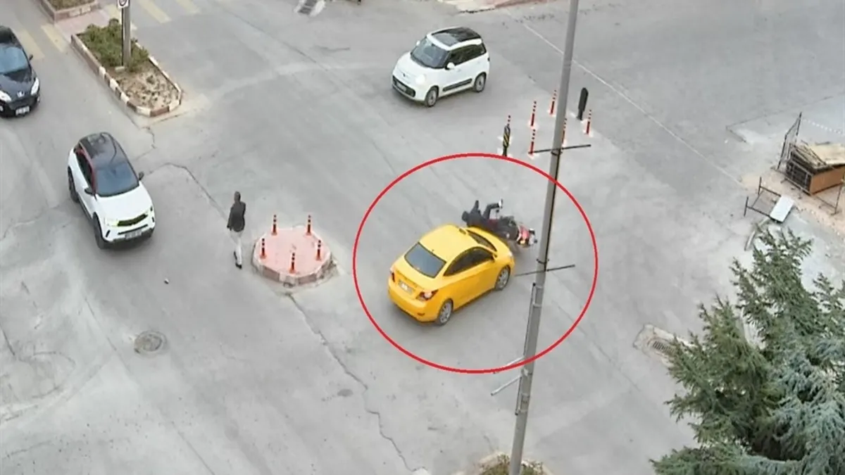 Taksi ile motosikletin çarpıştı: 2 yaralı! O anlar kamerada