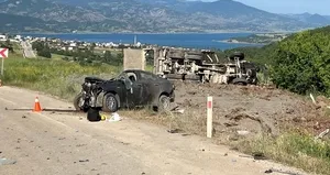 Otomobil ile kamyon kafa kafaya çarpıştı