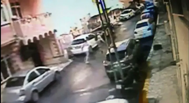 İstanbul’un göbeğinde bıçaklı dehşet kamerada! Selam verip kabusu yaşattı - 3