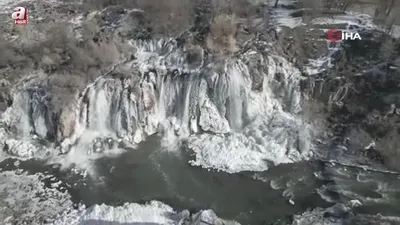 Muradiye Şelalesi kısmen buz tuttu
