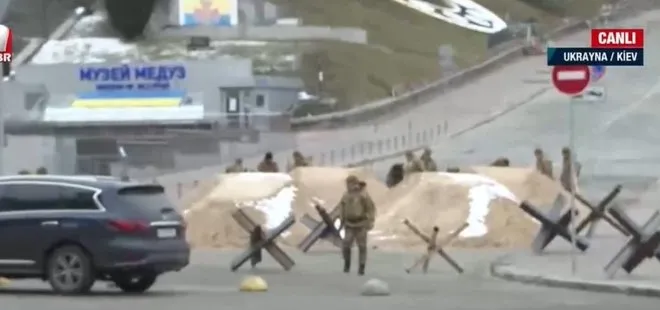 Kiev sokaklarında siren sesleri! Kum ve demirden barikatlar kuruluyor! Özel kuvvetler bölgede yerini aldı! A Haber’den Emine Kavasoğlu son durumu paylaştı