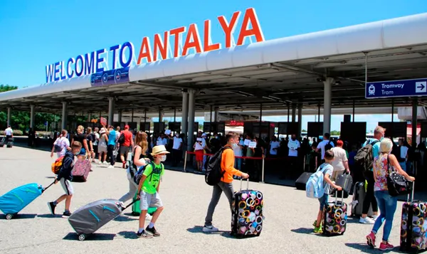 Antalya Havalimanı bayramın ilk günü 1034 uçak trafiğiyle rekor tazeledi - 3