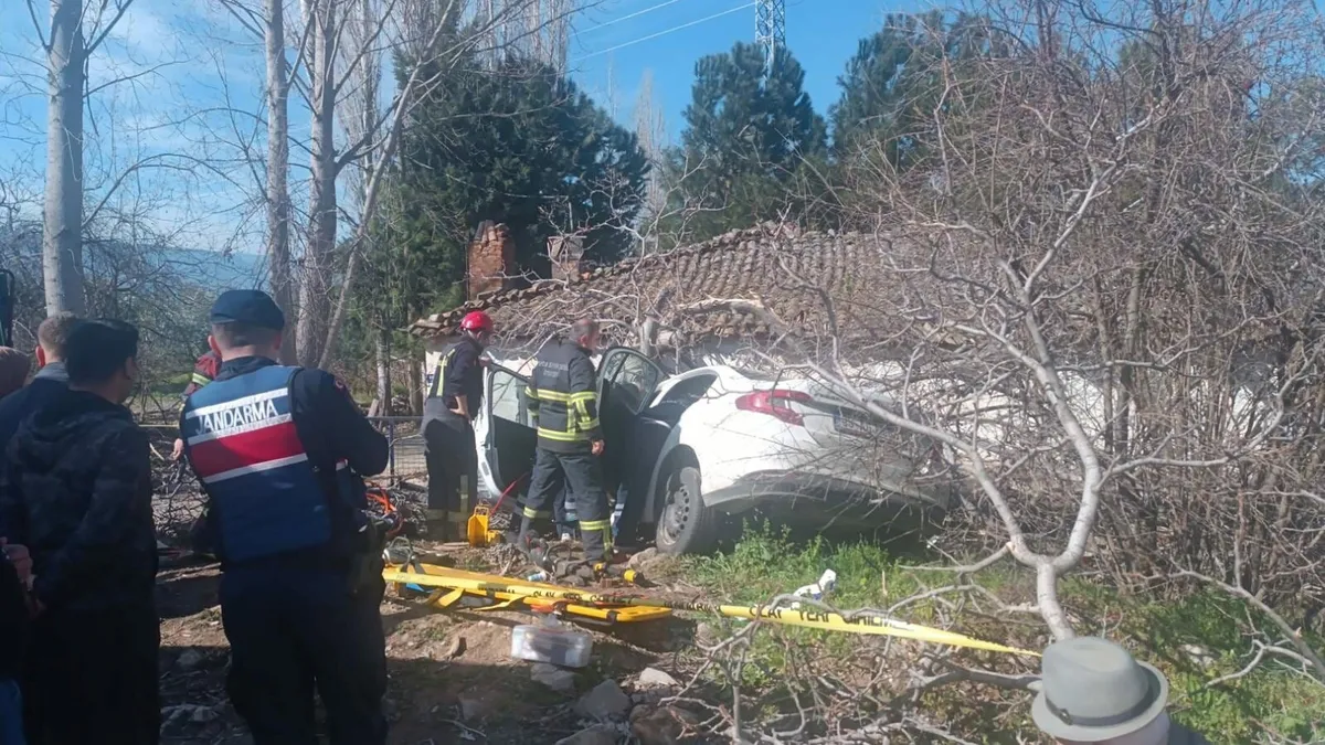 Aydın’da facia gibi kaza! Kontrolden çıkan araç ağaca çarptı: 2 ölü 1 yaralı