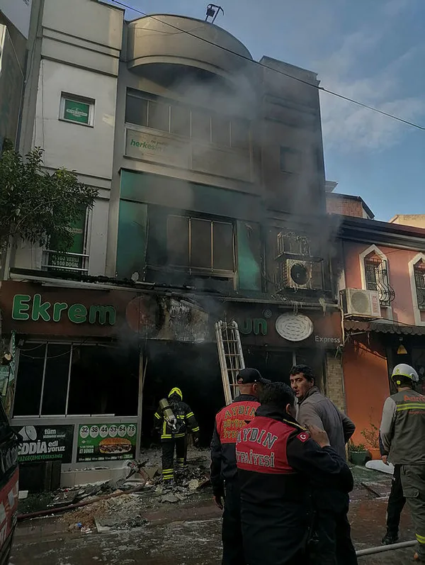 1672417118137.jpg A Haber Aydın Nazilli'de patlama yaşanan döner dükkanına girdi! İşte patlamadan geriye kalanlar! Her yer simsiyah... - 3