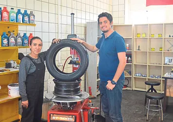Kadın kuaförüydü oto lastikçi oldu