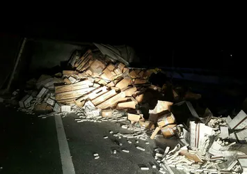 TEM'de yoldan çıkan TIR köprüde asılı kaldı
