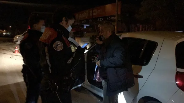Kısıtlamada sokağa çıktı! Cezayı yiyince gazetecilere tükürdü - 6