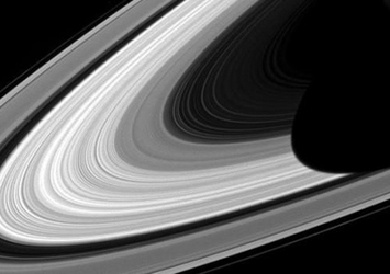 Cassini kayda aldı! Kısalıyor