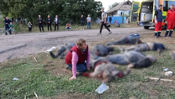 ukrayna-rusya-grozayi-bombaladi-49-kisi-oldu-1696512385033.jpg Ukrayna: Rusya Groza'yı bombaladı! 49 kişi öldü - 4