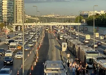 İstanbul'da 'okul' trafiği! Saat erteleme de çözüm olmadı
