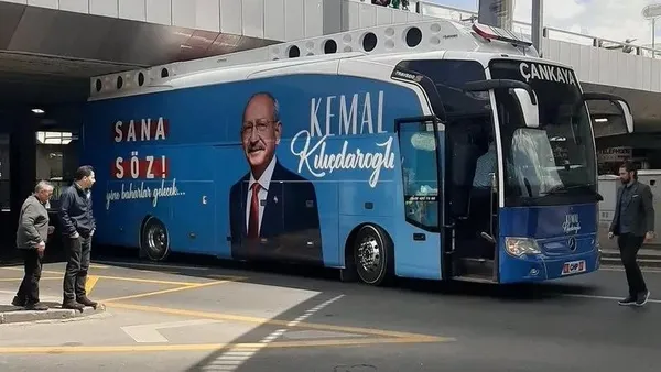 chp-yine-alay-konusu-oldu-tam-yol-ileri-yazan-secim-minibusu-arizalandi-cekici-yardimi-ile-tamirciye-goturuldu-1708210138139.jpeg CHP yine alay konusu oldu | 'Tam yol ileri' yazan seçim minibüsü arızalandı: Çekici yardımı ile tamirciye götürüldü - 8