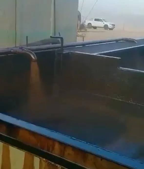 Gabar’da musluktan şarıl şarıl petrol akıyor!