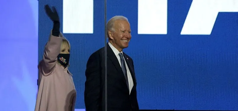 ABD seçimlerinde Biden'ı destekleyen CHP'liler Mahmut Tanal'ın oy torbaları üzerinde yattığı fotoğrafı paylaşıyor