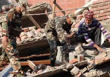 Hindistan'da düğün salonunun duvarı çöktü: 24 ölü