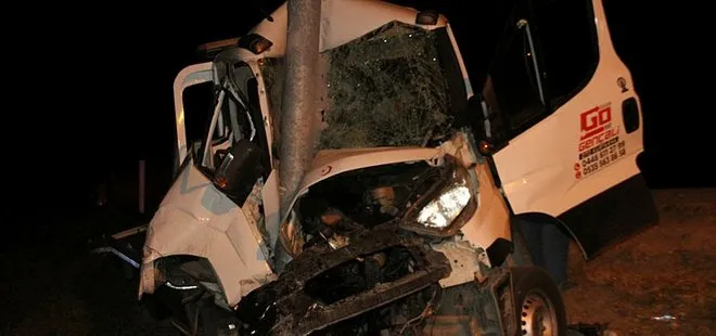 Erzincan’da feci kaza! Araç, şarampoldeki trafik levhasına saplandı
