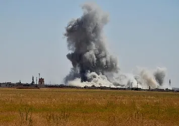 Esed rejimi sivil konvoyu bombaladı: 25 ölü