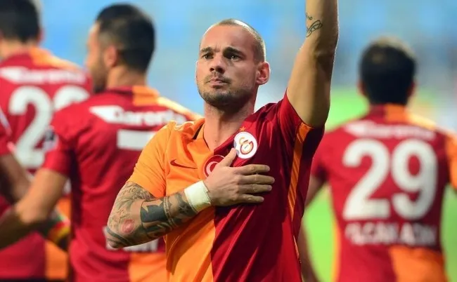 Galatasaray’ın eski yıldızı Wesley Sneijder futbola geri döndü
