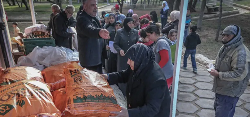 Maaşını Suriyeli ailelere harcıyor