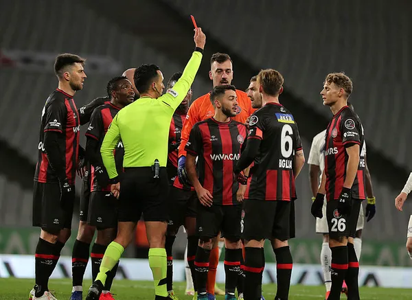 Karagümrük: 1 - Fenerbahçe: 1 MAÇ SONUCU Kanarya 9 kişi kalan Karagümrük’e takıldı