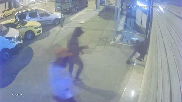 kuyumcu-soygunu-kamerada-5-kilo-altinla-kayiplara-karistilar-1688637610289.jpg Kuyumcu soygunu kamerada! 5 kilo altınla kayıplara karıştılar - 1