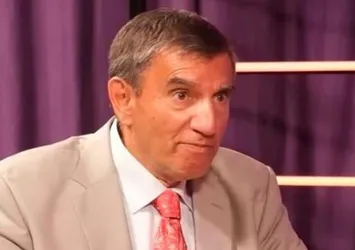 Başörtü düşmanı Üstün Dökmen'in bir skandalı daha ortaya çıktı! Soru soran kadına çirkin saldırı