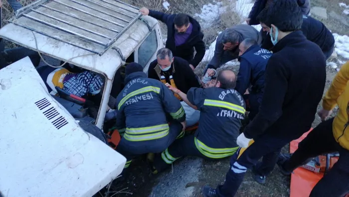 Araçta sıkışan sürücü itfaiye ekiplerince kurtarıldı - 3