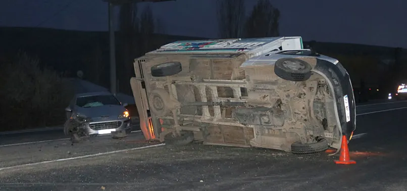 Van'da kamyonet ile otomobil çarpıştı! Çok sayıda yaralı var