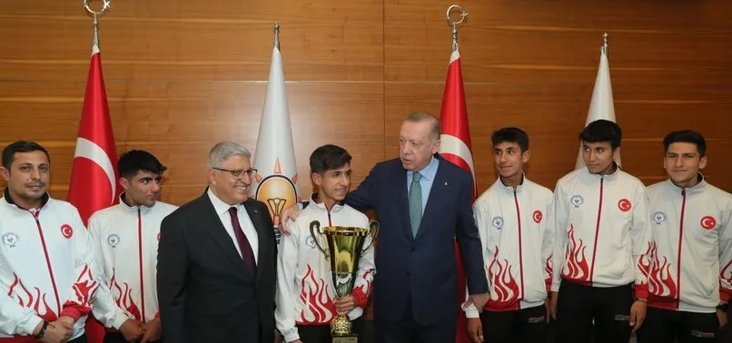 Başkan Erdoğan Bitlisli şampiyon sporcularla bir araya geldi