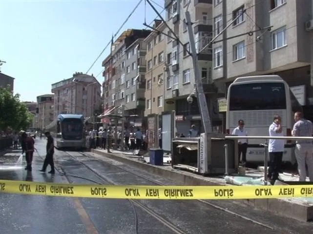 Otobüs, tramvay durağına daldı