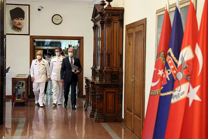 Ankara’da kritik görüşme! Bakan Akar, Libya Deniz Kuvvetleri Komutanı Abuhulia’yı kabul etti