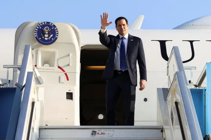 avrupa-alelacele-toplandi-panik-hat-safhada-masada-ukrayna-var-1739776594810.jpg ABD Dışişleri Bakanı Marco Rubio, 17 Şubat 2025'te İsrail'in Tel Aviv kentindeki Ben Gurion Havaalanı'nda Suudi Arabistan'a gitmek üzere İsrail'den ayrılırken el sallıyor. (Reuters)
