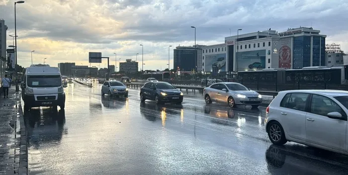 İstanbul'da sağanak başladı! Meteoroloji ve AKOM'un uyarıları sonrası yağış etkisini gösterdi! İşte güncel hava durumu... - 3