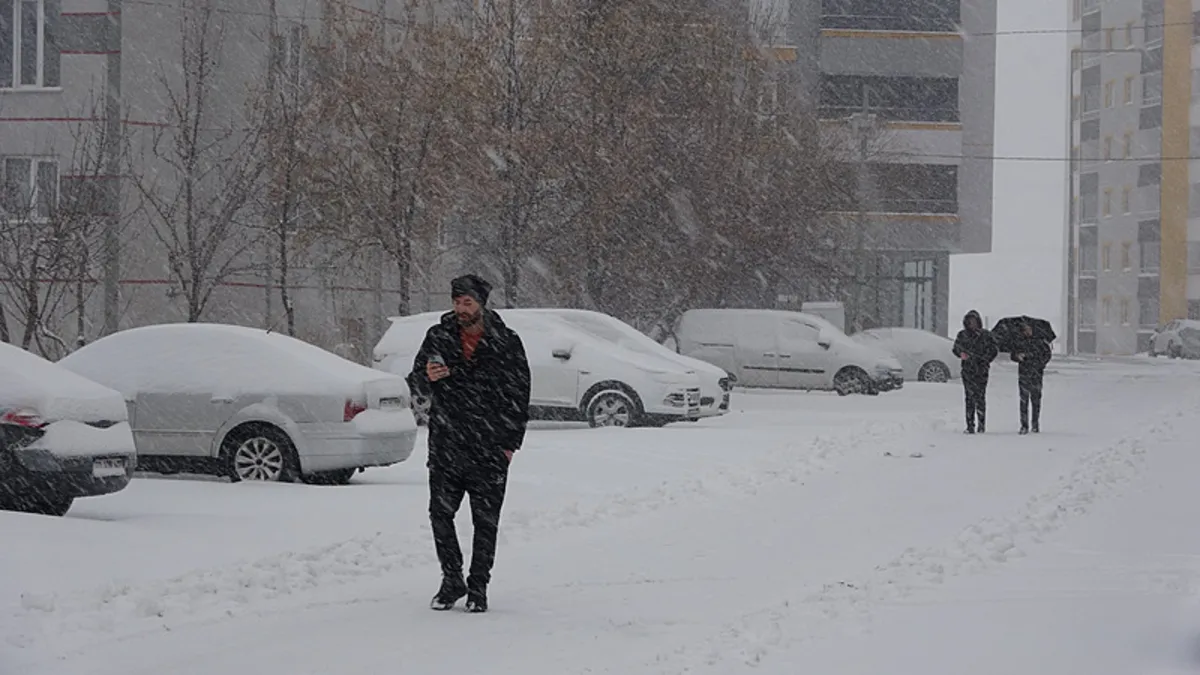 Bitlis'te kar yağışı; 180 köy yolu ulaşıma kapandı