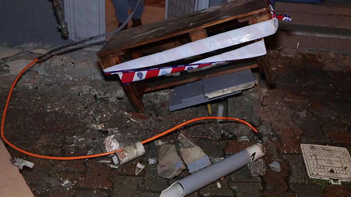 Çekmeköy'de korkutan kaza: Otomobil çarptığı binada doğal gaz sızıntısı