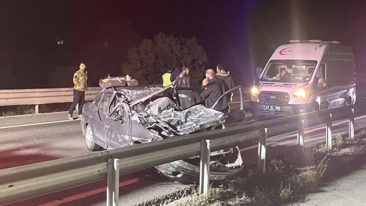 Kütahya'da otomobil TIR'a çarptı: 1 ölü