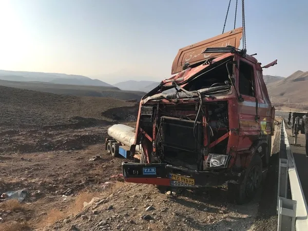 igdirda-iran-plakali-tir-sarampole-devrildi-surucu-oldu-1671981218616.jpg Iğdır'da İran plakalı TIR şarampole devrildi! Sürücü öldü - 3