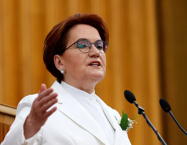 Meral Akşener İsmail Küçükkaya’ya dil çıkardı sosyal medyada olay oldu