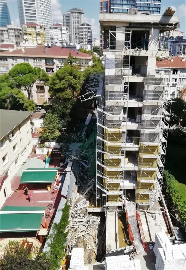 Kadıköy'de facianın eşiğinden dönüldü! İnşaat iskelesi anaokulu bahçesine düştü - 3