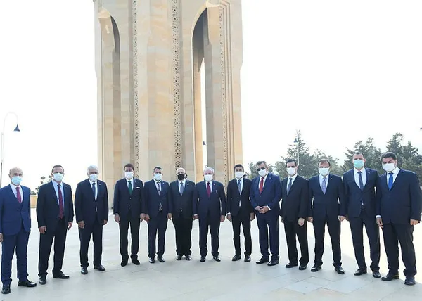 TBMM Başkanı Mustaf Şentop Azerbaycan ve Türk şehitliklerini ziyaret etti - 1