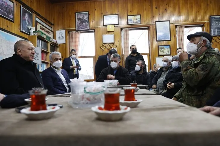 Başkan Recep Tayyip Erdoğan'dan kıraathaneye ziyaret: Vatandaşlarla çay içip sohbet etti
