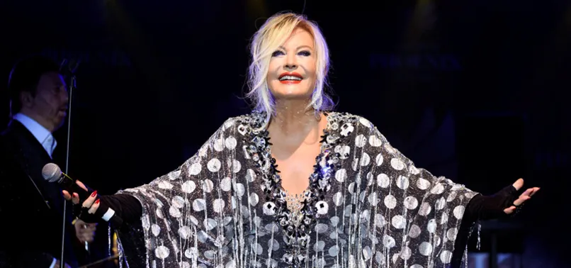 Emel Sayın'dan doğum gününde tuhaf istek