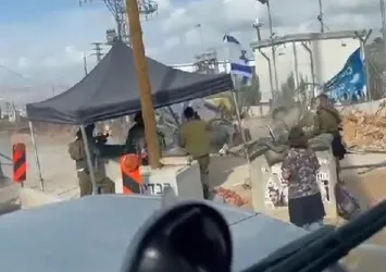 Alma mazlumun ahını çıkar aheste aheste! İşgalci İsrail zırhlısı Filistinli bir kişiye ait otomobili sürüklerken devrildi