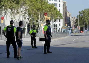 Barcelona'da minibüs yayaların arasında daldı
