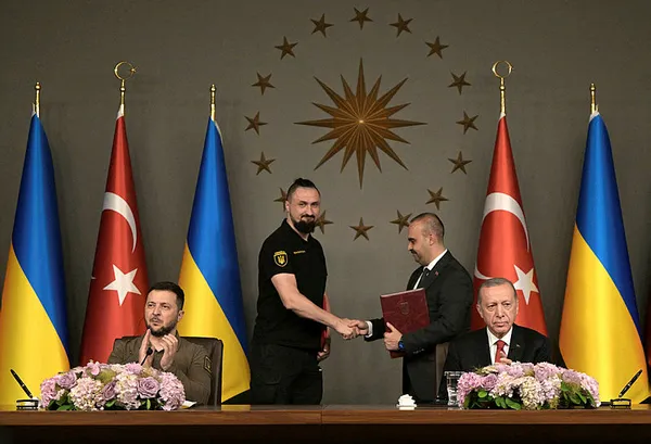 baskan-erdogan-ile-ukrayna-devlet-baskani-zelenskiyden-onemli-aciklamalar-ukrayna-natoya-uyeligi-hak-ediyor-1688766713626.jpg