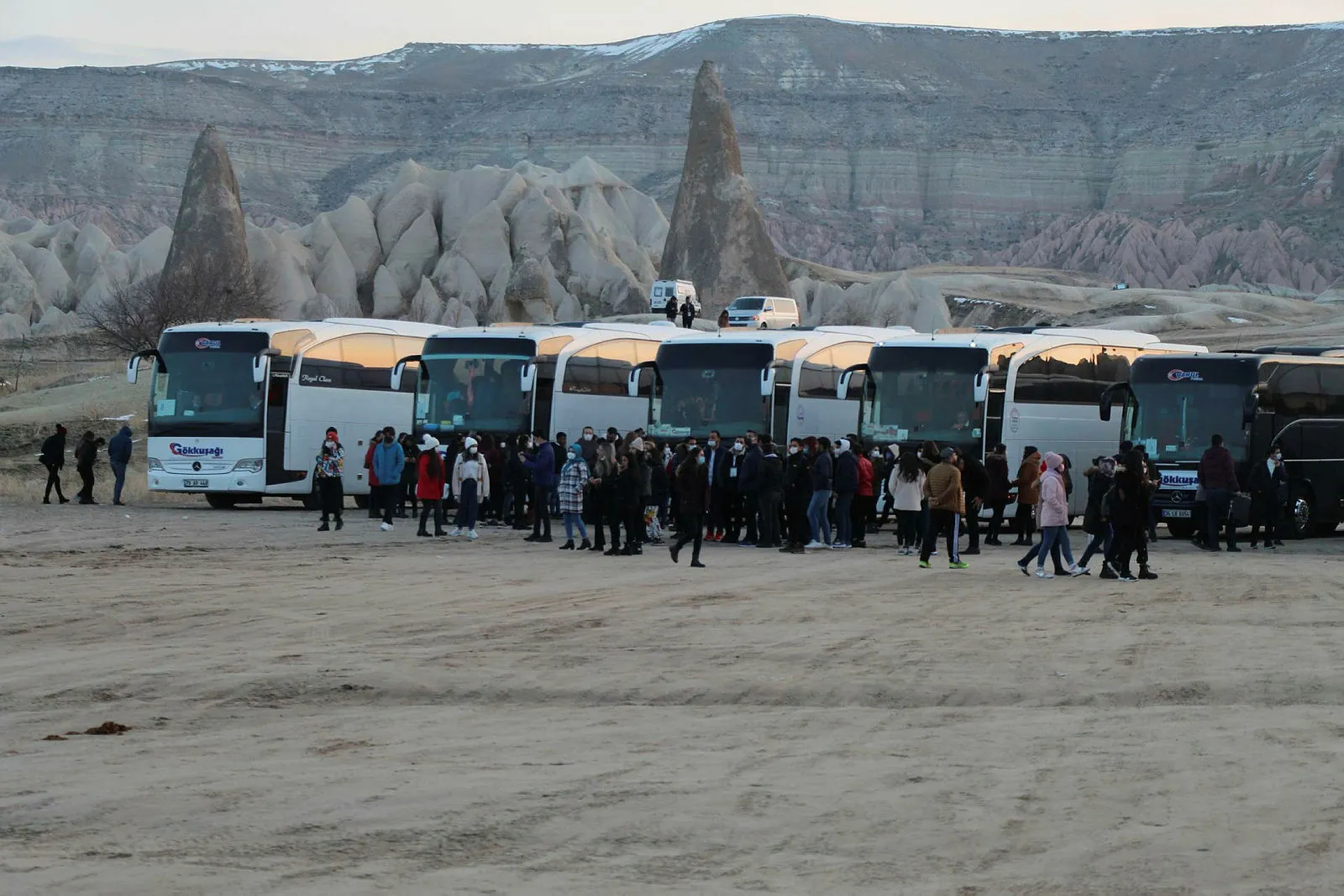 Kapadokya'da öğrenicilerden koronavirüs halayı